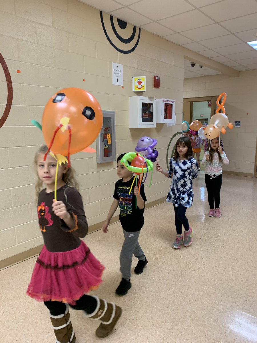 HSheltonCTE's tweet photo. Grandview’s 3rd grade Macy Parade based off the book Balloons Over Broadway! Ss were so excited to be creative and enjoy the day after learning about the puppeteer Tony Sarg! Thanks to everyone who came out to watch our parade! #balloonsoverbroadway https://t.co/MmZjQFgyx3