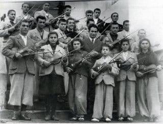 unsalunlu's tweet photo. Bu ülkede mücadele; Köy Enstitüsü'nü kurmayı akıl eden zihniyetle kapatmayı zafer gibi gören zihniyet arasındadır, kalanı teferruattır.
Ömrüm boyunca cesur ellerini daima omuzumda hissettiğim, başta ağabeyim @KOXALBEY bütün öğretmenlerim,
İyi ki varsınız.
#24KasımÖğretmenlerGünü https://t.co/dfEUlmyHLJ