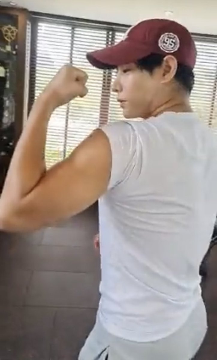 jnamzz's tweet photo. ไม่เคยคิดว่าวันนึงเป๊กจะกลายเป็นผู้ชายกล้ามปูได้ จนกระทั่ง ..... ฮรุกกกกกกก ต่อยหนูหน่อยค่ะ ดั้ยป่ด 😳 #เป๊กผลิตโชค https://t.co/nOFKv9Q0qT