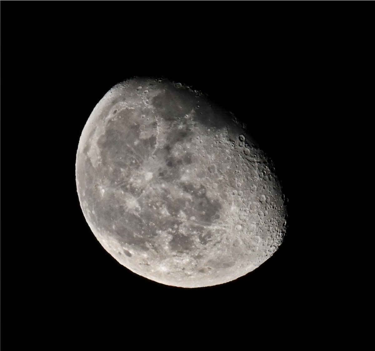 cnikonshooter's tweet photo. La Luna in fine form to start the night. 80% waning
#lunarphotography #shootthemoon #snapthemoon #nikon #nikonphotography #nikonphoto #nikonz50 #sigmalens #nasa #NightPhotography https://t.co/lYGU1iuGKP