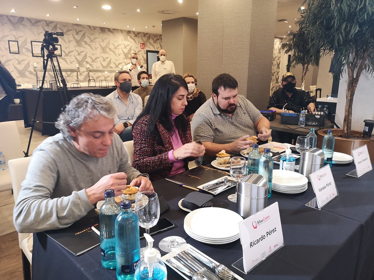 Bilbao_Centro's tweet photo. Final VI concurso de pintxos BilbaoCentro
🥇ZAMBURIÑA NIKKEI - @zurrukutuna_bilbao pintxo ganador!

🥈PINTXO MOLLEJA - @hambueyseria accésit honor

📲 @kutuna_taberna - ganador voto público

#Bilbao #Bilbo #BilbaoCentro #hosteleria #pintxos #concursodepintxos #pintxosbilbao https://t.co/j8a5iOf1f1