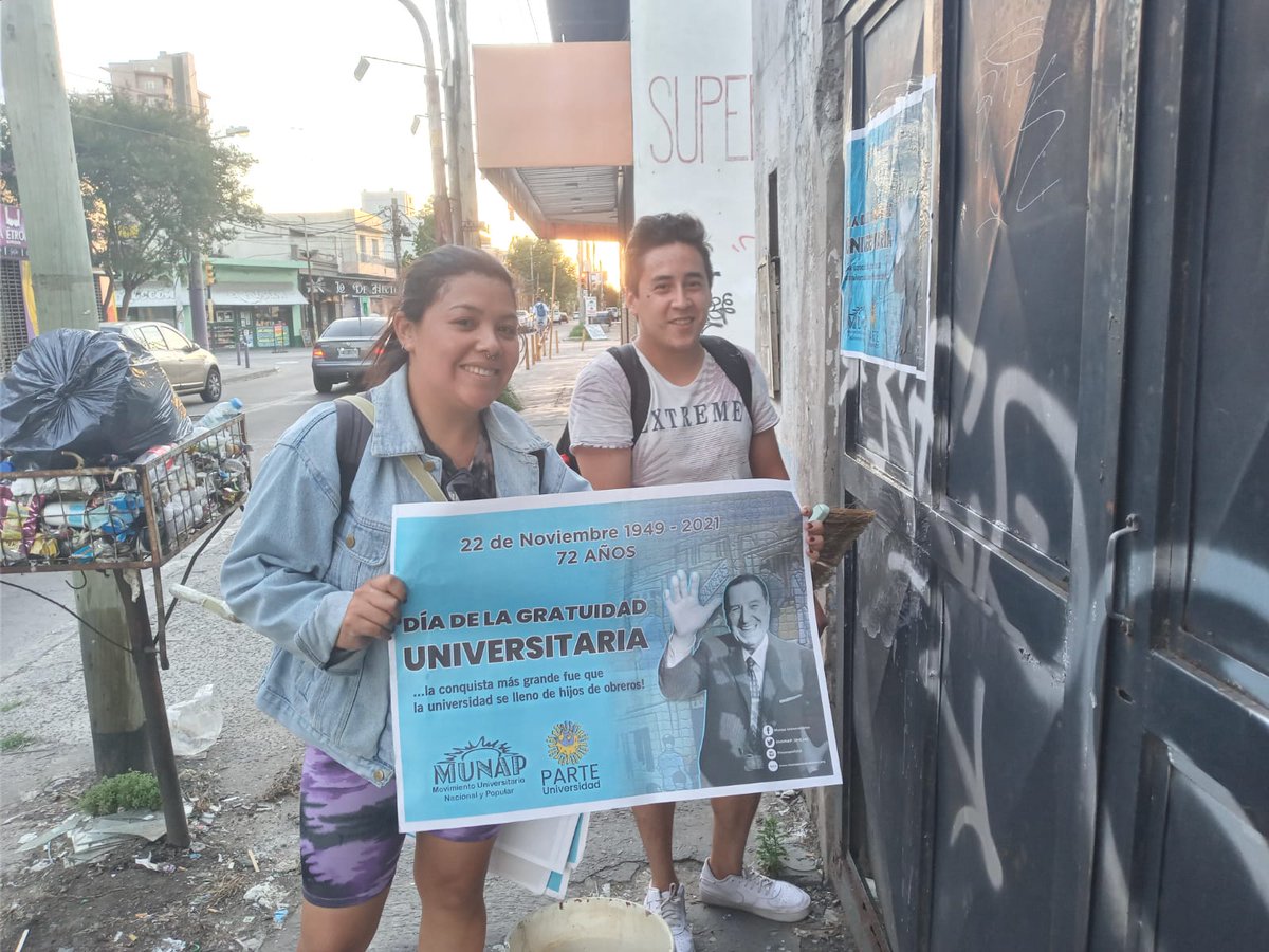 MUNAP_OFICIAL's tweet photo. AFICHADA EN FLORENCIO VARELA
Compañerxs de @LaUesUnaj
 en afichada por un nuevo aniversario del 22 de noviembre de 1949, para recordar el día que el Pte Perón decretó el fin de los aranceles universitario y dio comienzo a una nueva etapa en la universidad
#22DeNoviembre #MUNAP https://t.co/PHDxLra2ze