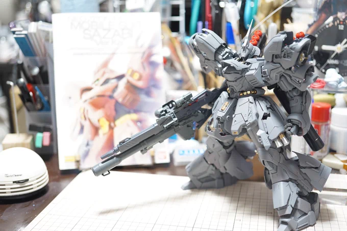 これからガンプラ作り始める方で
ミキシングスタイル目指したい人は
まず一機、パッケージ通りしっかり作って
それから方向性決めるといいと思う
わいも最初はサザビー頑張った
色んな作例見て色々調べてトライして
めっちゃ失敗したけど楽しかったし
そのおかげで今の自分が成り立ってると思う! 