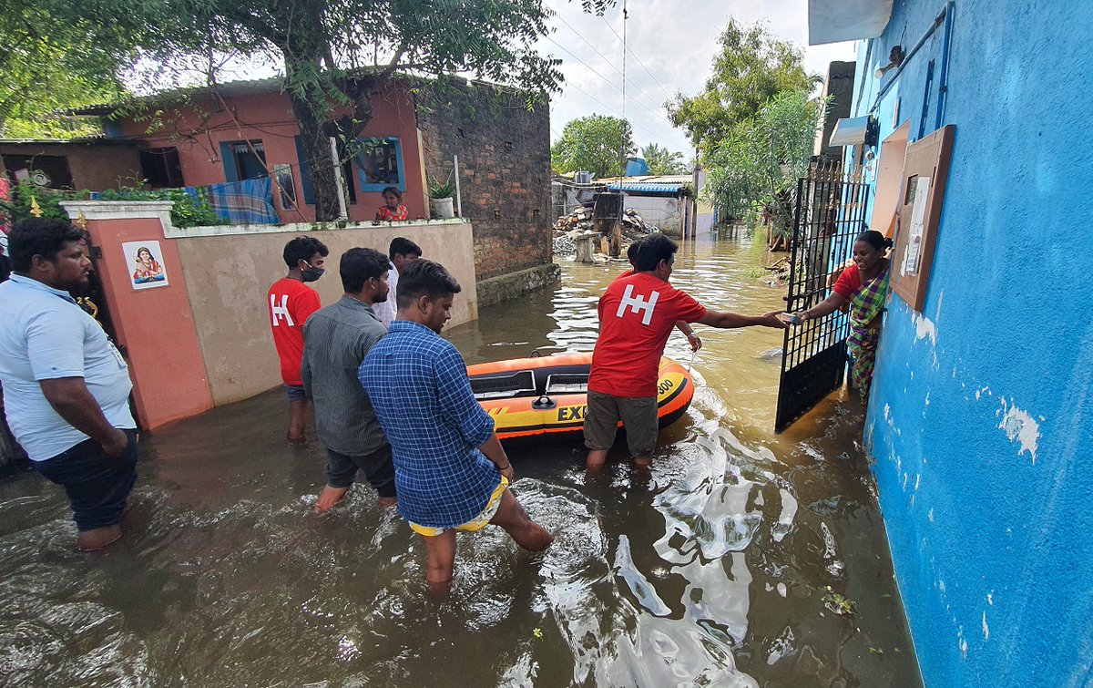 RapidResponse's tweet photo. Glimpses from our food distribution to the communities affected by floods in #Chennai. Please Join Us &amp; Donate : https://t.co/35WTTFgLx5
#TamilnaduFloods #chennaifloods https://t.co/ftjDEETuYq