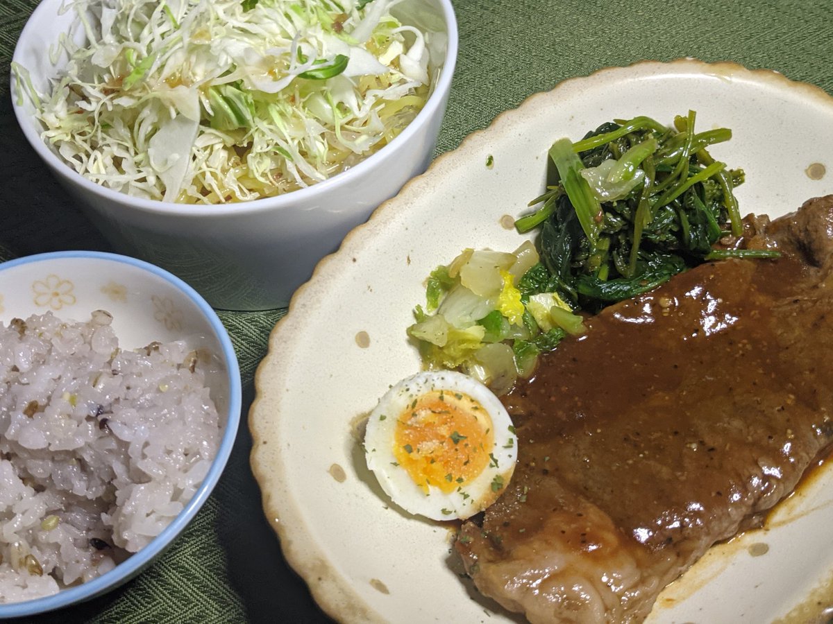 今日のごはん 雑穀米ごはん 牛赤身肉のステーキ ほうれん草の胡麻和え 白菜の梅昆布茶浅漬け ゆで卵 ケルプヌードル&こんにゃく麺サラダ