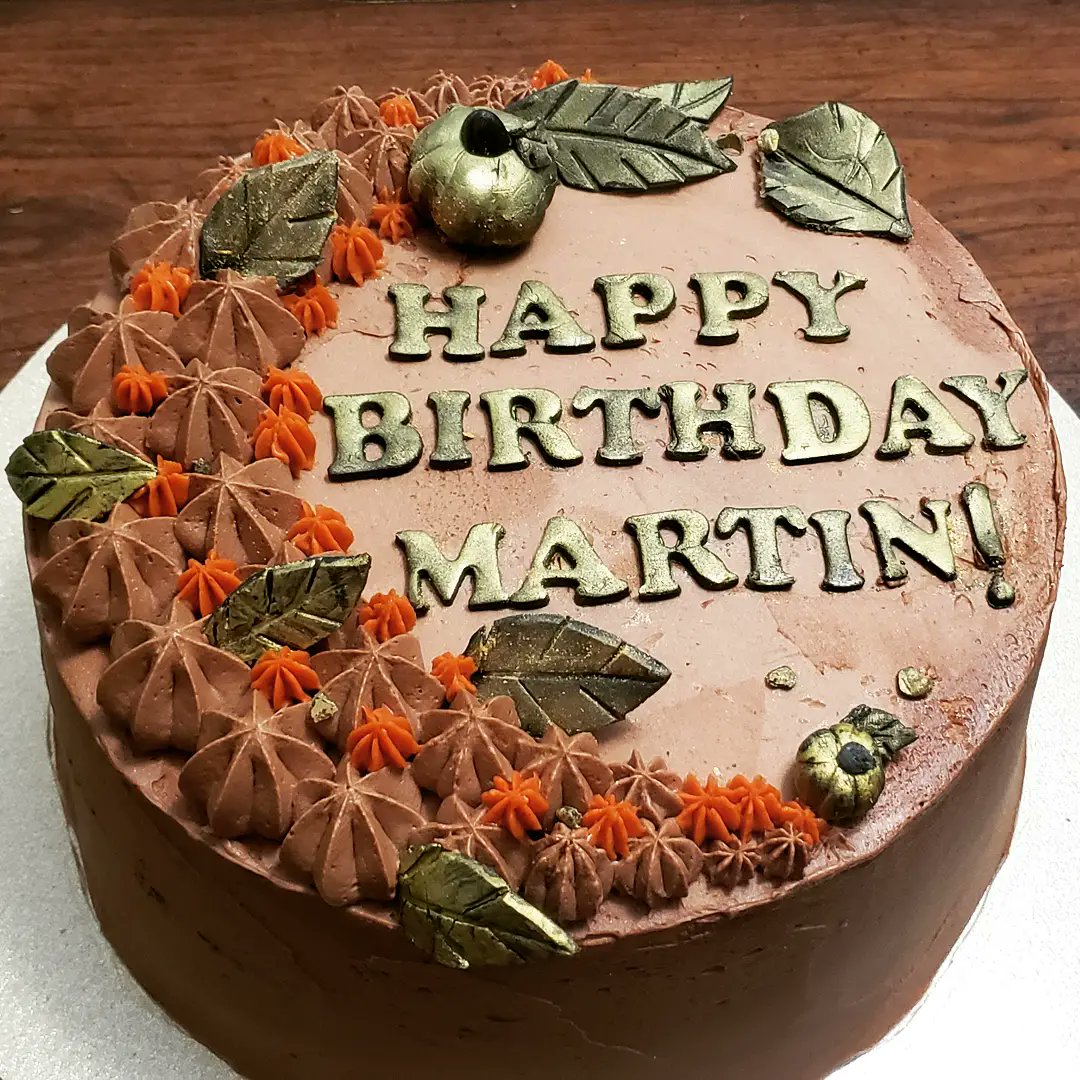 cbi777's tweet photo. ☑turkey thighs roasting for gravy ✅turkey dry drining and ✅I dropped this little cutie off this afternoon. Now it's almost nap time. #fallbirthdays #fallcakes #bmanis #customcakes #thanksgivingprep https://t.co/7kdB7G5W67