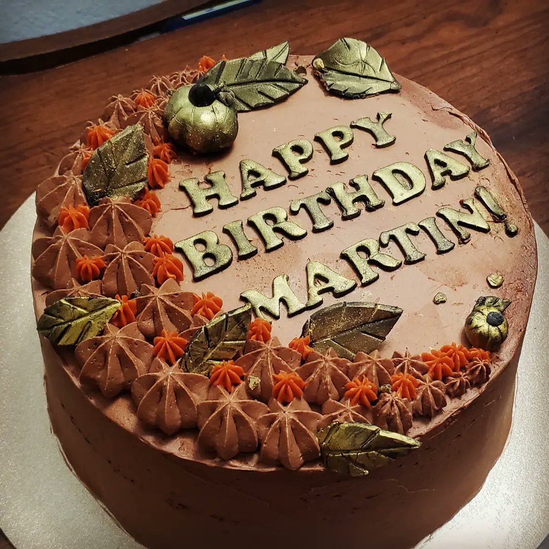 cbi777's tweet photo. ☑turkey thighs roasting for gravy ✅turkey dry drining and ✅I dropped this little cutie off this afternoon. Now it's almost nap time. #fallbirthdays #fallcakes #bmanis #customcakes #thanksgivingprep https://t.co/7kdB7G5W67