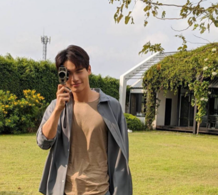 shiningdeen's tweet photo. BrightWin AU

- My Christmas Tree-

Bright dan ketiga anaknya menyukai wangi yang berasal dari rumah itu. Dan wangi pemiliknya. https://t.co/yGmnn70H6z
