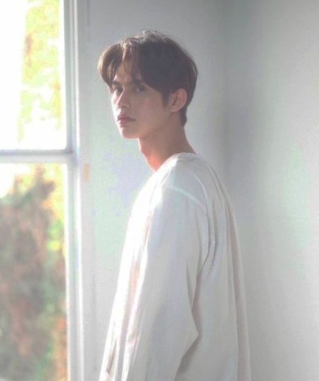 shiningdeen's tweet photo. BrightWin AU

- My Christmas Tree-

Bright dan ketiga anaknya menyukai wangi yang berasal dari rumah itu. Dan wangi pemiliknya. https://t.co/yGmnn70H6z