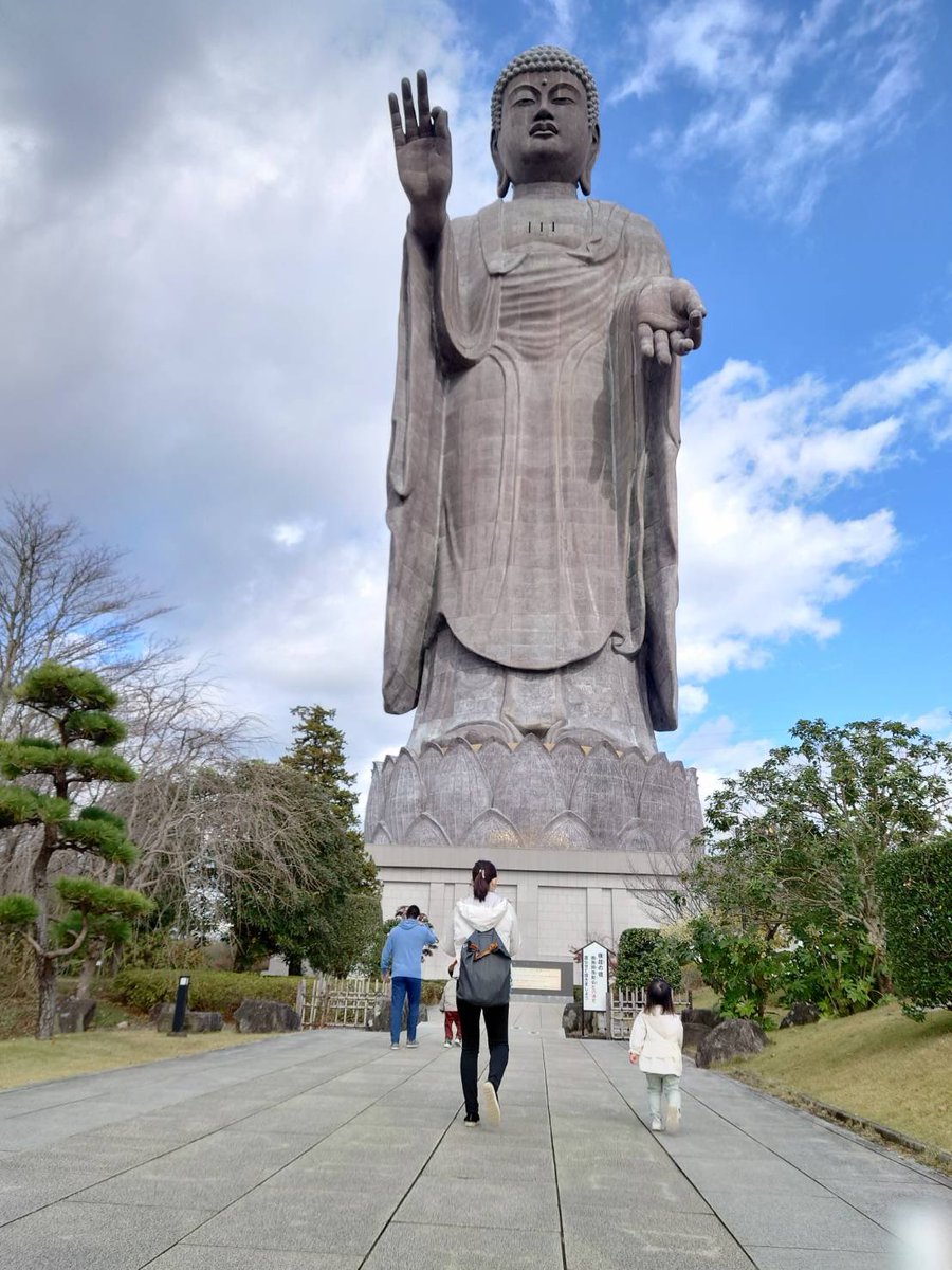 昨日、ジジババが１年半ぶりに、孫に会いに来てくれました！
そして、牛久大仏〜😊
長女は大仏を見て、しきりに「あじさい、アジサイ」と言っており。
親の私も何のことかさっぱりわからん💦