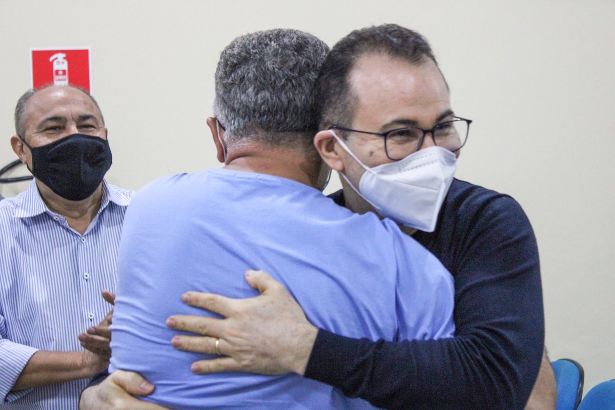 evandroalberto's tweet photo. Gratidão e emoção são as palavras que definem nosso encontro com a comunidade acadêmica do Clóvis Moura. A acolhida me fez transbordar de emoção, diante de cada palavra e gesto de apoio e carinho. É assim que queremos a #NossaUespi #UespiForteEcoerente e acolhedora. https://t.co/cwNE96ZUkI