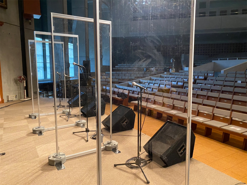 event21senden's tweet photo. コンサートなどでご利用頂いています！
「透明システムパネル」です！
設置も簡単なので場所を選ばずに利用出来ます！
https://t.co/j39t62gzQj
#透明パネル #感染対策 #商品レンタル #イベント21 https://t.co/mJr3y4IYbA