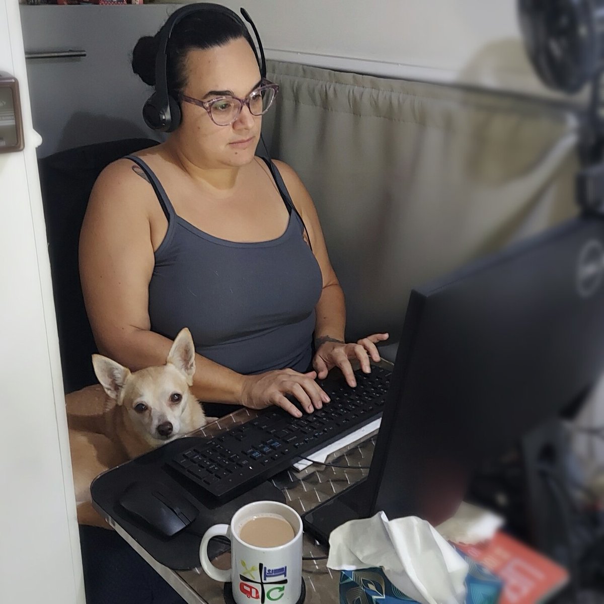 eatsleeprvrpt's tweet photo. When your office assistant has detachment issues. 
#rvlife #digitalnomad #tteclife #chihuahuasofinstagram #chihuahuaterrier #wfh #workingfromhome #rvoffice https://t.co/Z0QAFvlSSd