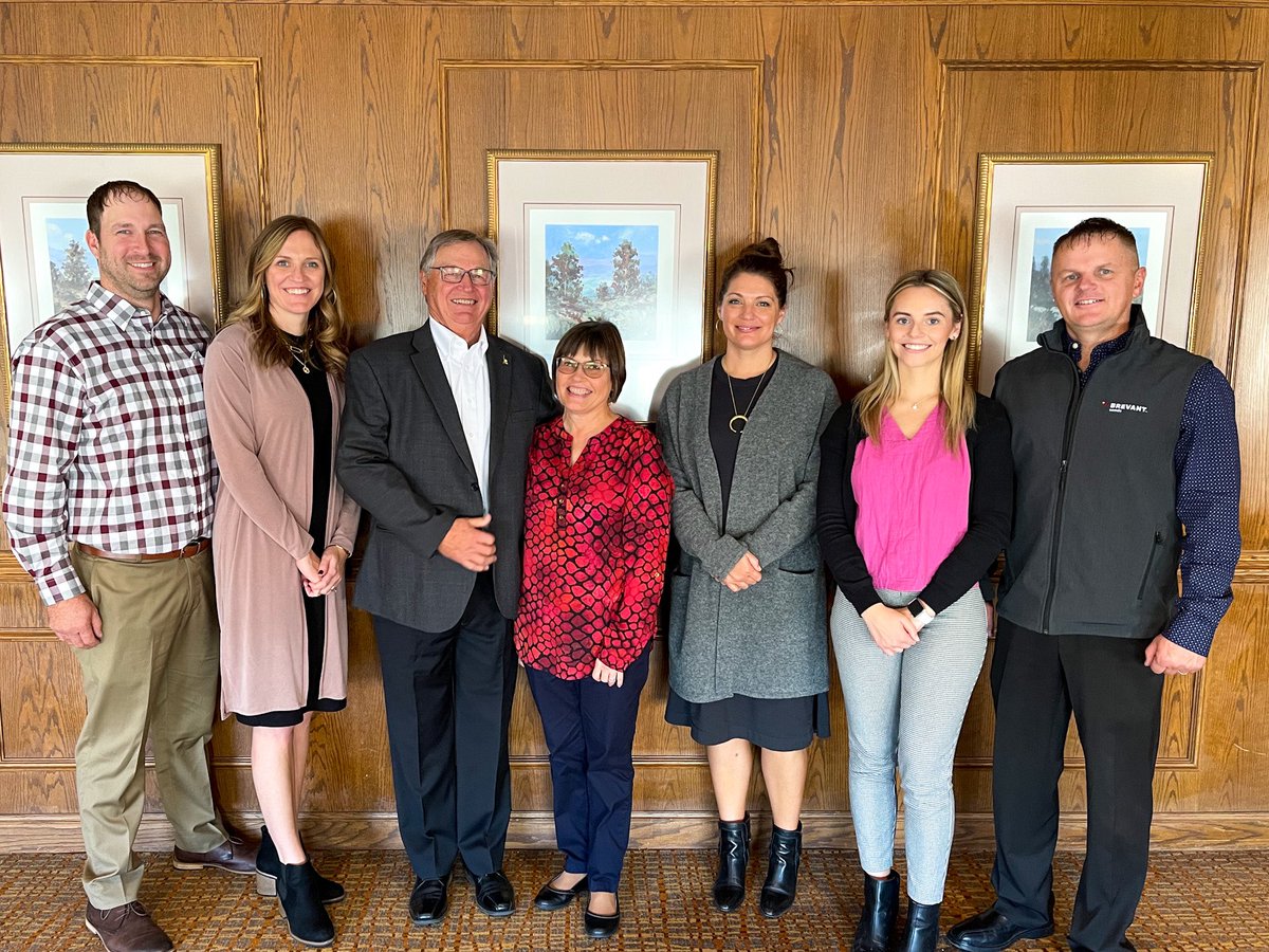 JulieBoForal's tweet photo. 20 months later…. Celebrated dad’s final, final retirement luncheon from @NESoybeanBoard. #30years @JBohuslavsky @itsjennybo @valpal_8 https://t.co/uVBupHskak