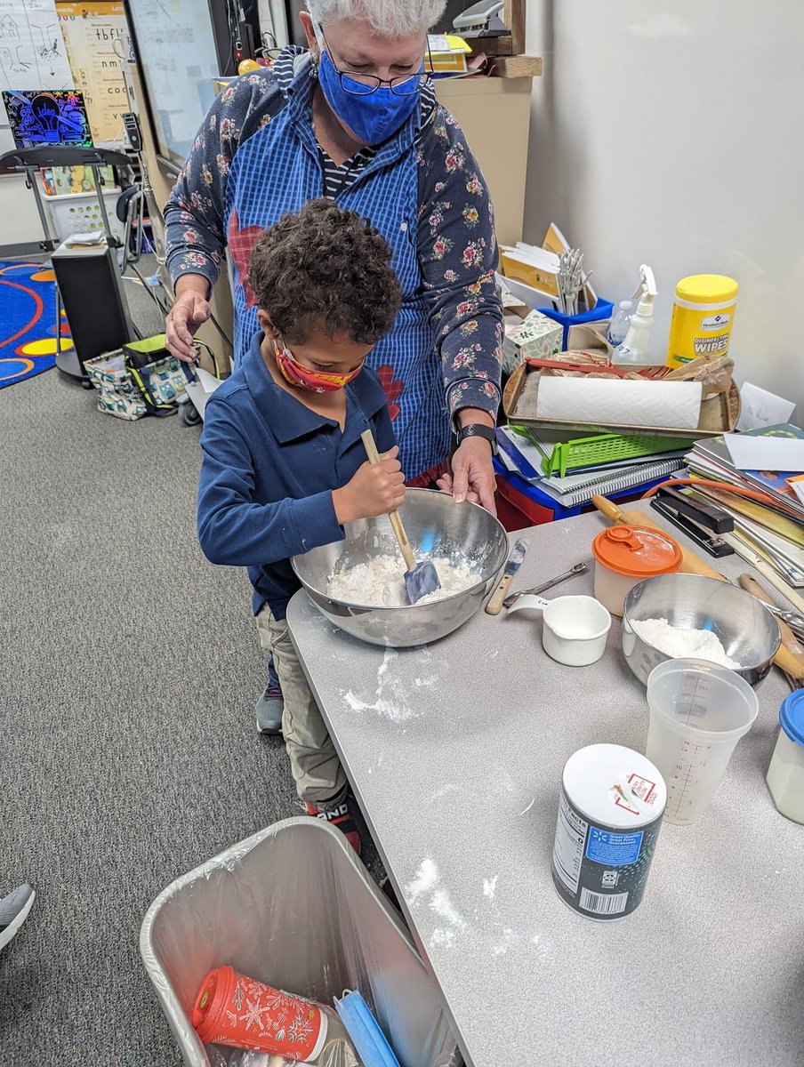 hutchSTEMmagnet's tweet photo. Our Wonderers had a special guest join them! Their T’s mom, @KathyPreheim, came in and helped Ss learn about Native American culture. Ss were able to go thru the process of making Native American Fry Bread! They made their own recipe books so they would able to make it again. 🥖 https://t.co/Qvk6zaQztT