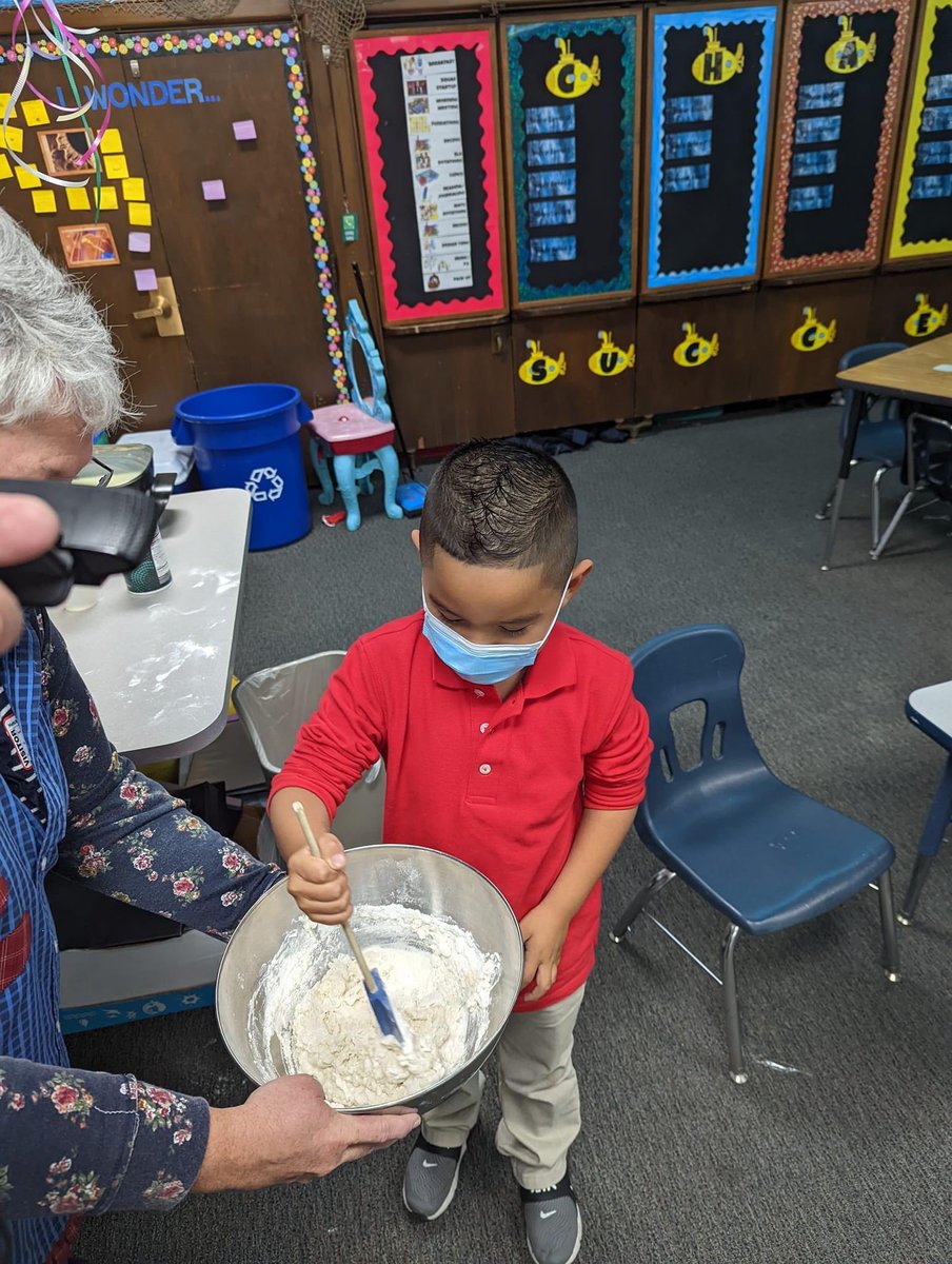 hutchSTEMmagnet's tweet photo. Our Wonderers had a special guest join them! Their T’s mom, @KathyPreheim, came in and helped Ss learn about Native American culture. Ss were able to go thru the process of making Native American Fry Bread! They made their own recipe books so they would able to make it again. 🥖 https://t.co/Qvk6zaQztT