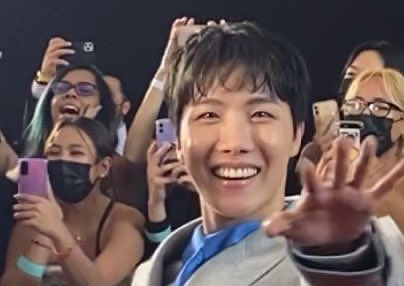 myglosshy's tweet photo. — LA ADORABLE SONRISA DE HOSEOK CUANDO VE A ARMY EN PERSONA 😭 https://t.co/KAPLsAhXlE