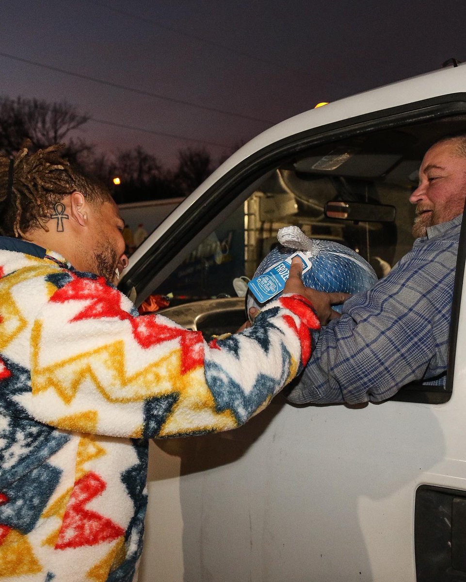 TM32_Foundation's tweet photo. TYRANN’S TURKEYS 2021 was something special last night. A huge thank you to all the volunteers & Giving Hope KC for partnering with us to pass out 500 Thanksgiving meals to families in need.❤️@mathieu_era
#happyholidays #tyrannsturkeys #tmfoundation #chiefskingdom #givinghopekc https://t.co/IxPTeLOokW