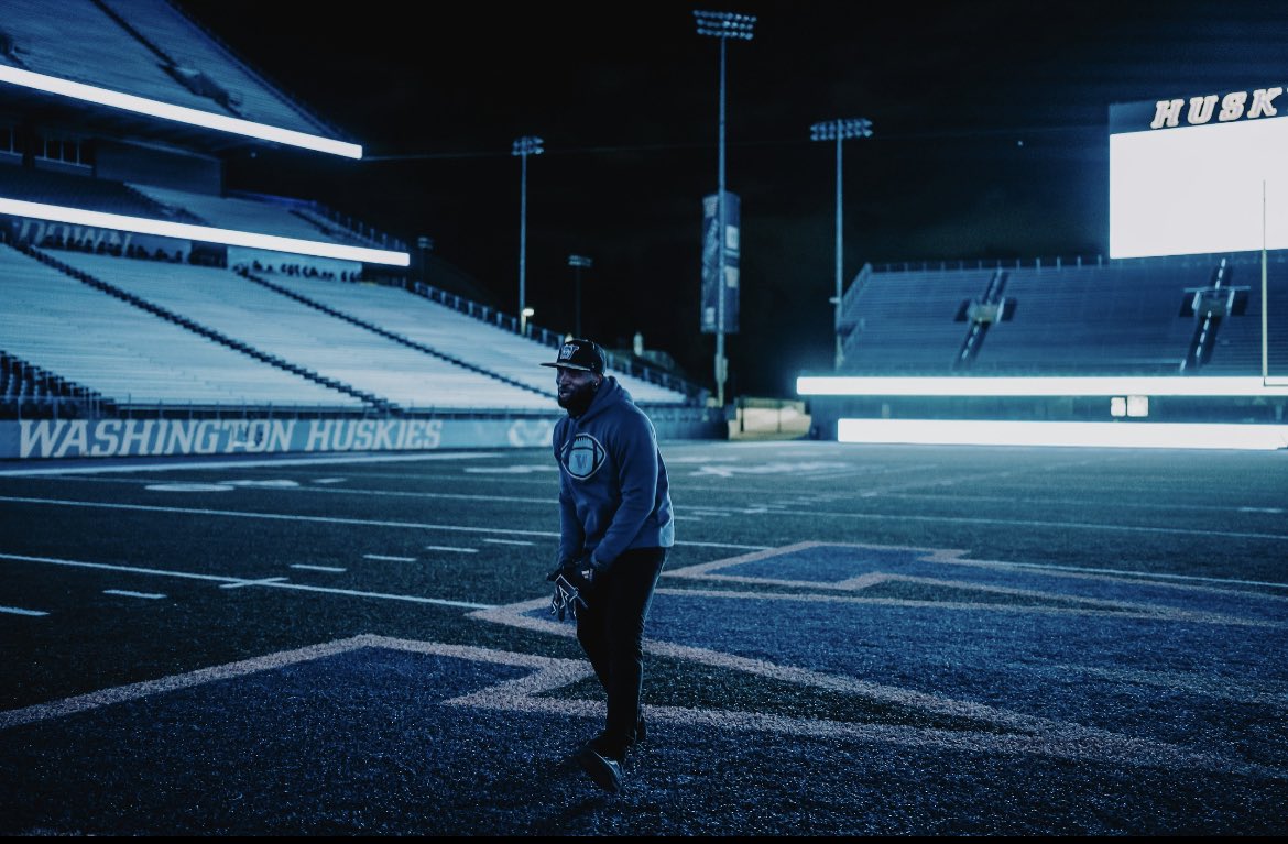 brucewaynedk83's tweet photo. I know we didn’t have a good year and yes I’m ready for the negative comments about the song and the Huskies not doing good this year but I’m confident we will turn it around. Here’s the link to the video! Leave a comment and share! Go Dawgs!  https://t.co/DRXleFOCok https://t.co/qXQyPnWhoh