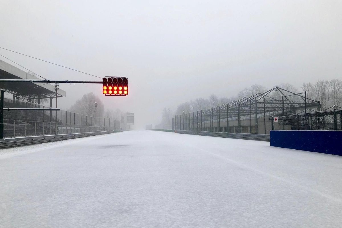 Felipemmeira's tweet photo. Monza coberta de neve #F1 https://t.co/mauftXWHMk