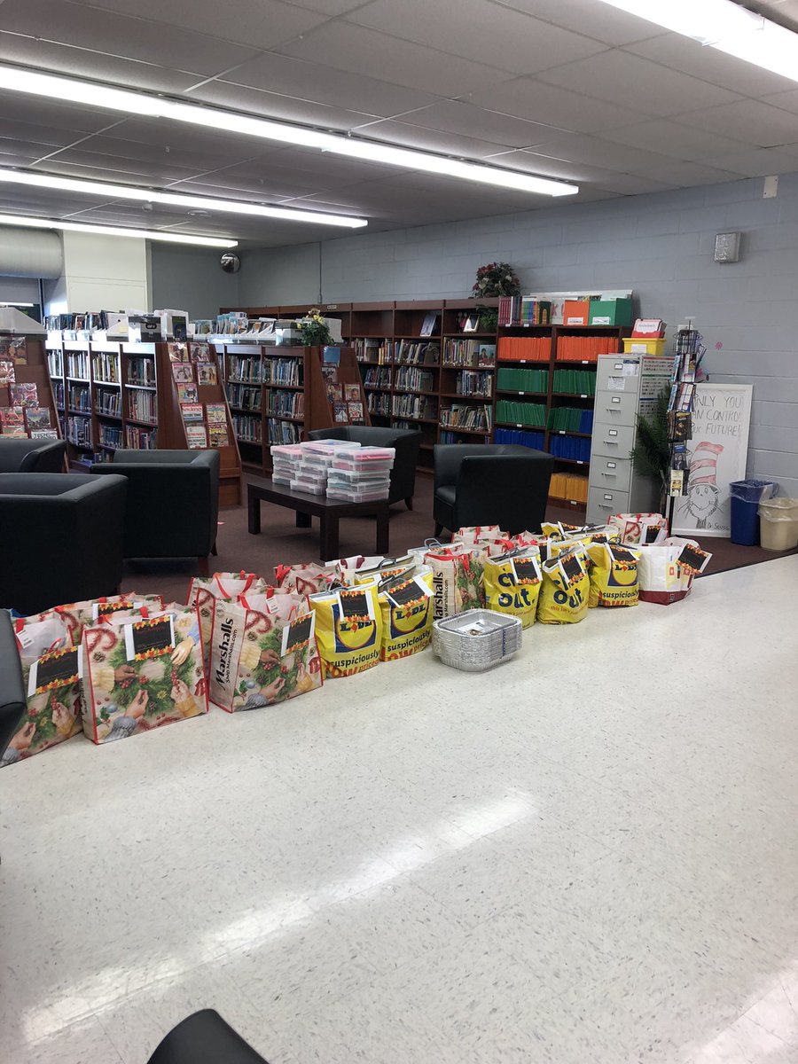 LindsayLCSW's tweet image. Busy day @KeyportCentral . We helped over 30 families have a great Thanksgiving. Thank you to Keyport Staff &amp;amp; students, @eatcleanbro &amp;amp; KPD for your awesome donations. This couldn’t have happened w/o you. We are so thankful for you. @KeyportSchools @Keyport_GUID