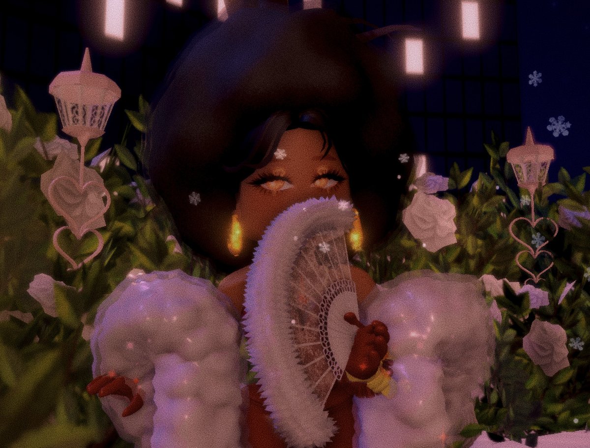 Sweetorino's tweet photo. ❤️🎄

Earlier I saw a post saying how the afro goes unused and I was like shit you right!

So I made this very lovely looking lady and I'm really happy with how she turned out :)

#royalehigh #rhtc #royalehighchristmas https://t.co/iIWJqwiX2K