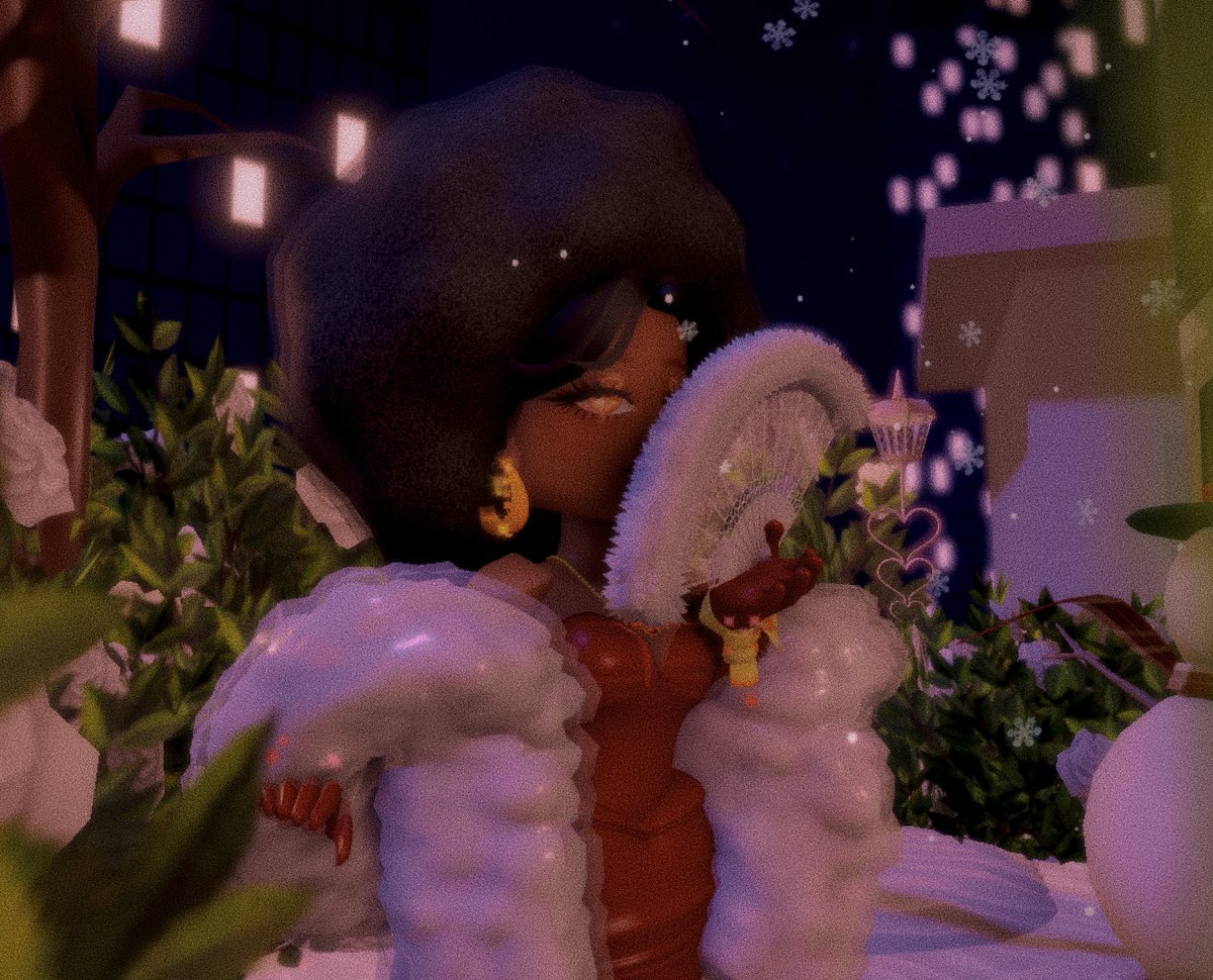 Sweetorino's tweet photo. ❤️🎄

Earlier I saw a post saying how the afro goes unused and I was like shit you right!

So I made this very lovely looking lady and I'm really happy with how she turned out :)

#royalehigh #rhtc #royalehighchristmas https://t.co/iIWJqwiX2K