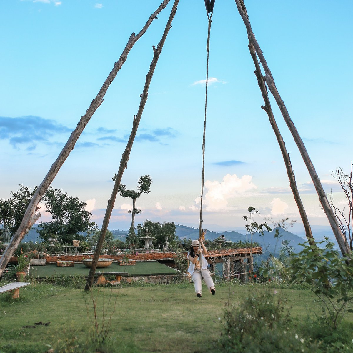 ฅนภูเขา The Hill Tribes A Coffee Bar By Phu Chaisaiร้านที่วิวบอกเลยว่าดี..,มองจากที่ร้านจะได้เห็นทั้งดอยตุง และดอยแม่สลองกันเลยจ๊ะแม่!!! 
ร้านเปิดทุกวัน  เวลา 09.00-18.00 น.
โทร. 092 7981396
#คาเฟ่เชียงราย 
#reviewcafe #cafe
#เชียงราย