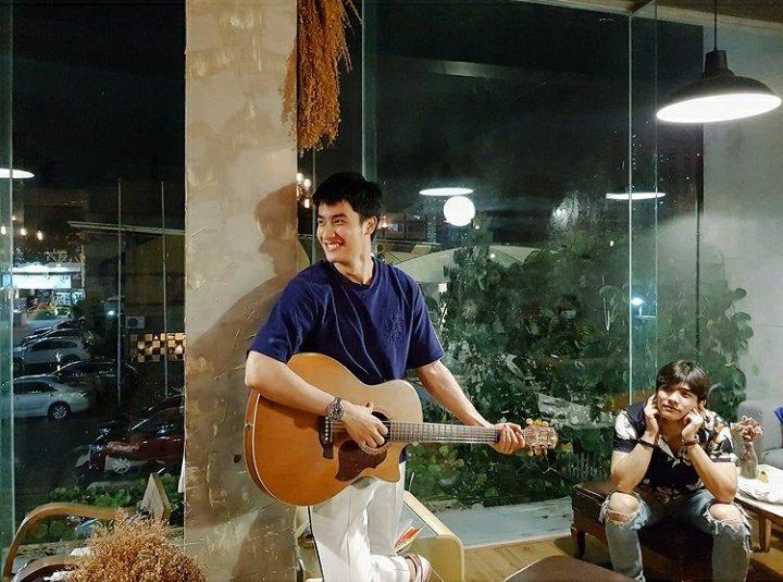 tawan_memories's tweet photo. 🗓️ 4 years ago

"แค่ท่าโพสก็รู้แล้วว่าฝีมือระดับไหน  และเล่นให้ใครฟัง
ต้องติดตามดูรูปถัดไปครับ
 #OneShotMoreStories #GalaxyNote8TH  #DoBiggerThings #GalaxySociety" 

#Tawan_V https://t.co/luqi3XsTWr
