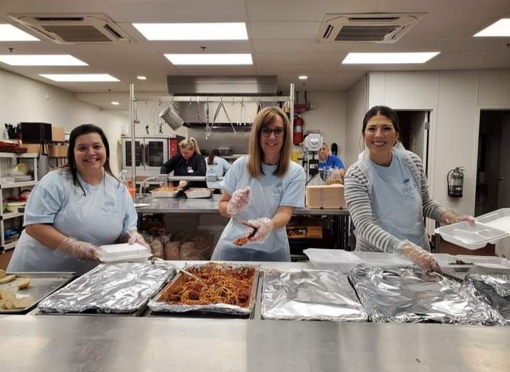 jaofcabot's tweet photo. What an honor it was to serve our Community at Lunchbox Connection at Renew Church on Monday night! Our members truly enjoy this project &amp; look forward to it every year! 💙 #juniorauxiliary #jaofcabot #cabotja #sisterhood #lunchboxconnection #naja #serve https://t.co/aYNSH0dUcN