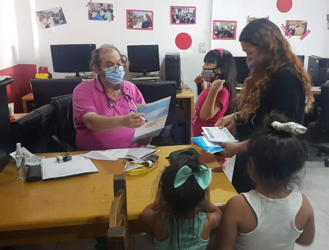 AlertaMilitant1's tweet photo. ➡️ Realizamos el operativo mensual de revisión clínica para chicas y chicos de #barrio31 a cargo de nuestro amigo correligionario @adriangindi24 🩺

La Franja siempre presente militando en los barrios 🇵🇱

#desdelosbarriosvamosavolver 🇵🇱
#compromiso
#saludpublica
@casaradicalb31 https://t.co/tXv2pU4N1i