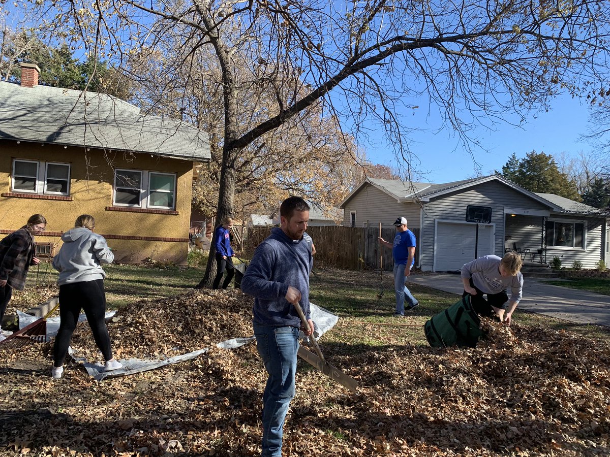 HHSKAYS's tweet photo. Great way to give back to the community!! @chad_baalman @Clairekodaly @USD_440 @Halstead_AD https://t.co/RwvQeLHPMl