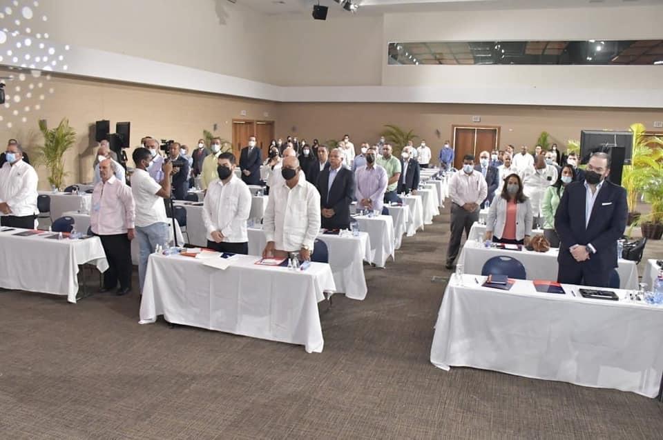 Hoy estuvimos en el <a href="/MIREXRD/">Cancillería de República Dominicana</a> en representación de nuestro Ministro <a href="/CarlosBonillard/">Carlos Bonilla</a>, donde acordamos aunar esfuerzos para regular la mano de obra extranjera en el país, fortaleciendo así las decisiones de nuestro presidente <a href="/LuisAbinader/">Luis Abinader</a> en torno al tema migratorio.