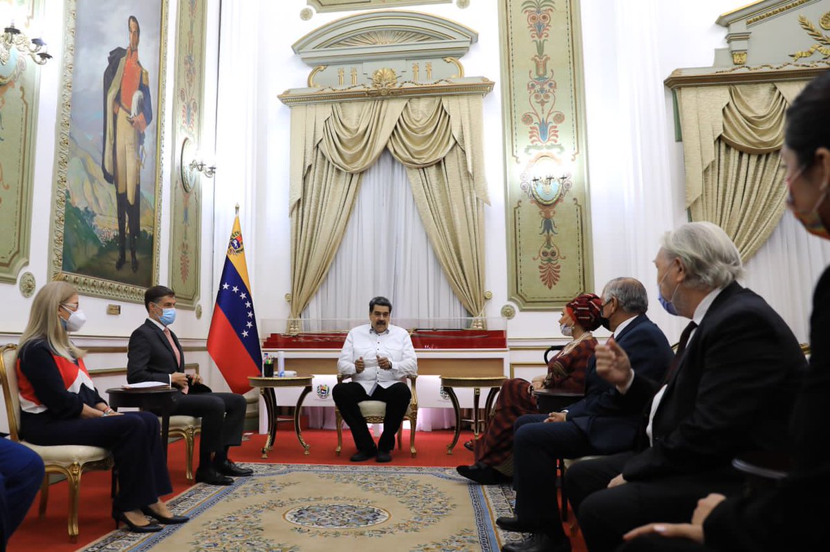 NicolasMaduro's tweet photo. Sostuve una grata reunión con delegaciones de Veedoras, Veedores y Acompañantes Internacionales que estuvieron en la gran fiesta de la democracia de Venezuela: las Megaelecciones del #21Nov. Han visto la verdad de un país agredido, que está de pie y que vence las dificultades. https://t.co/vRpeuXv3oz