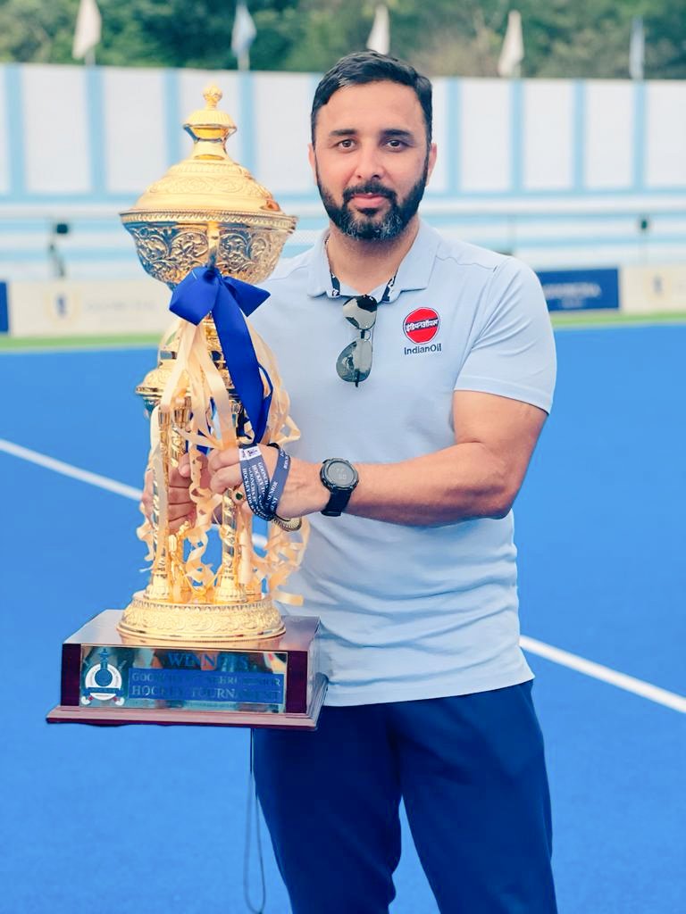 Deepakolympian's tweet photo. CHAMPIONS 
@ioclpunjab @DirHR_iocl @IndianOilcl @SujoyChoudhur10 .
Simply making the habit of winning.
Proud to keep IOC in front .
Nehru gold cup 2021. https://t.co/BThmtMTfYF