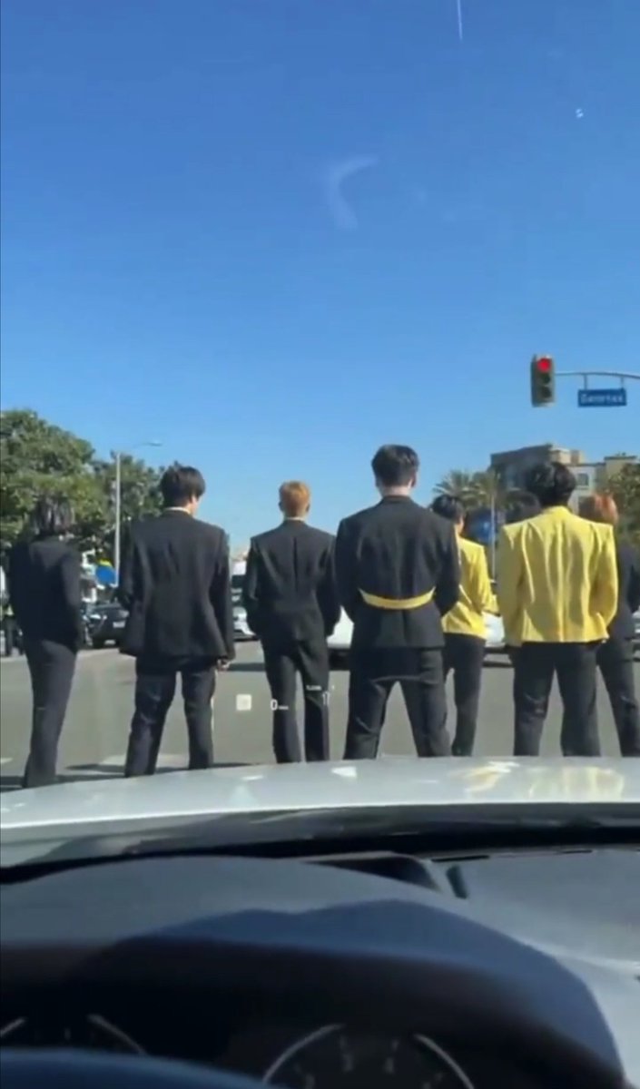 Mahii_V95's tweet photo. Imagine meeting BTS while driving home😳😱😱 Butter performance at the crosswalk 💜😵 #La @bts_bighit @BTS_twt @latelateshow #Butter https://t.co/h8fw5kIPMM