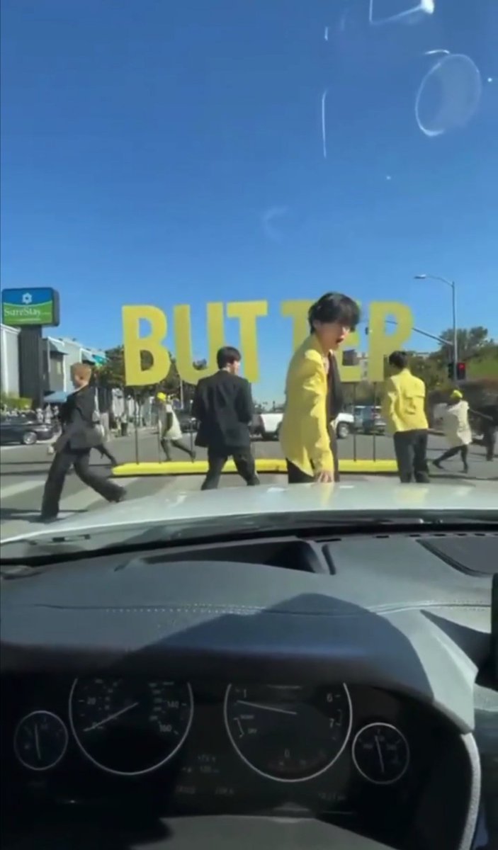 Mahii_V95's tweet photo. Imagine meeting BTS while driving home😳😱😱 Butter performance at the crosswalk 💜😵 #La @bts_bighit @BTS_twt @latelateshow #Butter https://t.co/h8fw5kIPMM