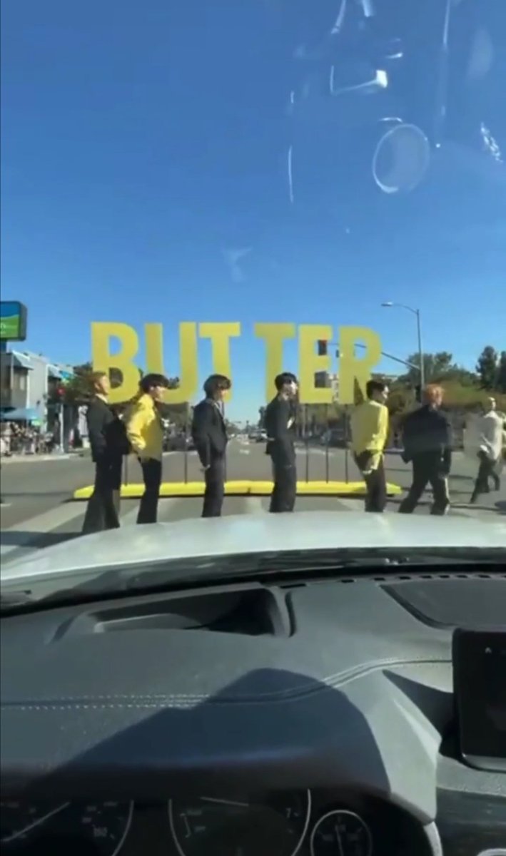 Mahii_V95's tweet photo. Imagine meeting BTS while driving home😳😱😱 Butter performance at the crosswalk 💜😵 #La @bts_bighit @BTS_twt @latelateshow #Butter https://t.co/h8fw5kIPMM