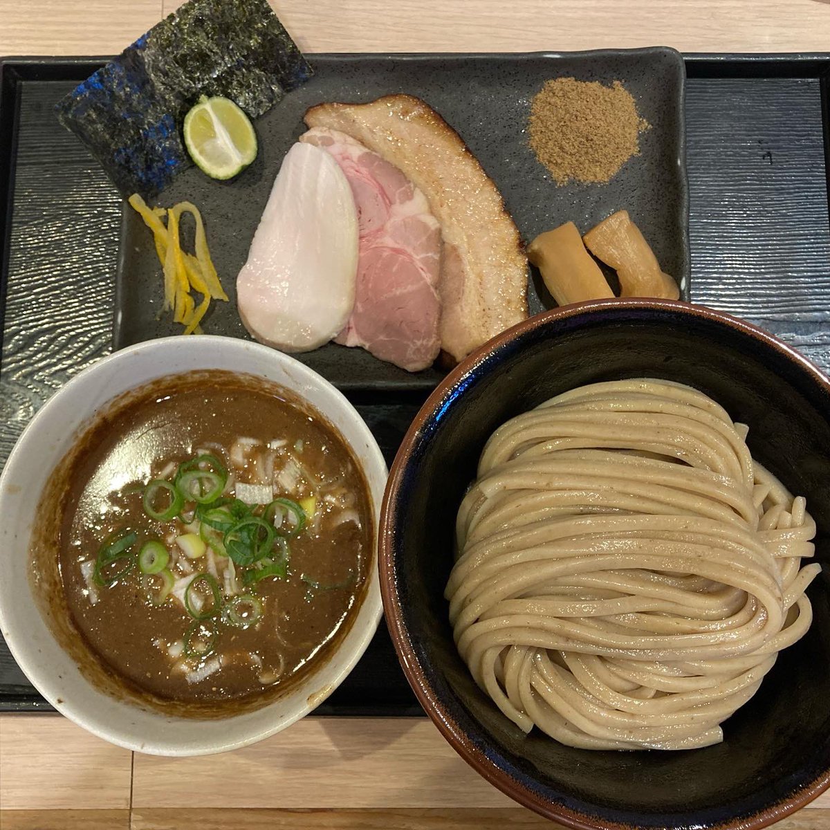 11月の水曜限定 豚骨魚介つけ麺 (麺屋一燈) 今週は意図的に煮干に振ったとのことで濃厚煮干なつけ汁が心の味食品特製全粒粉入りの麺と絡んで超旨い！味変的に途中から酢橘を絞り柚子と魚粉を投入… 