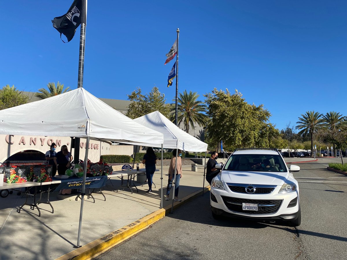 SantiagoCanyon's tweet photo. In the spirit of Thanksgiving, free lunches and meals for students at SCC. What happens here matters! Enjoy the holiday everyone. #SCChawks #communitycolleges https://t.co/T30jhKNey2