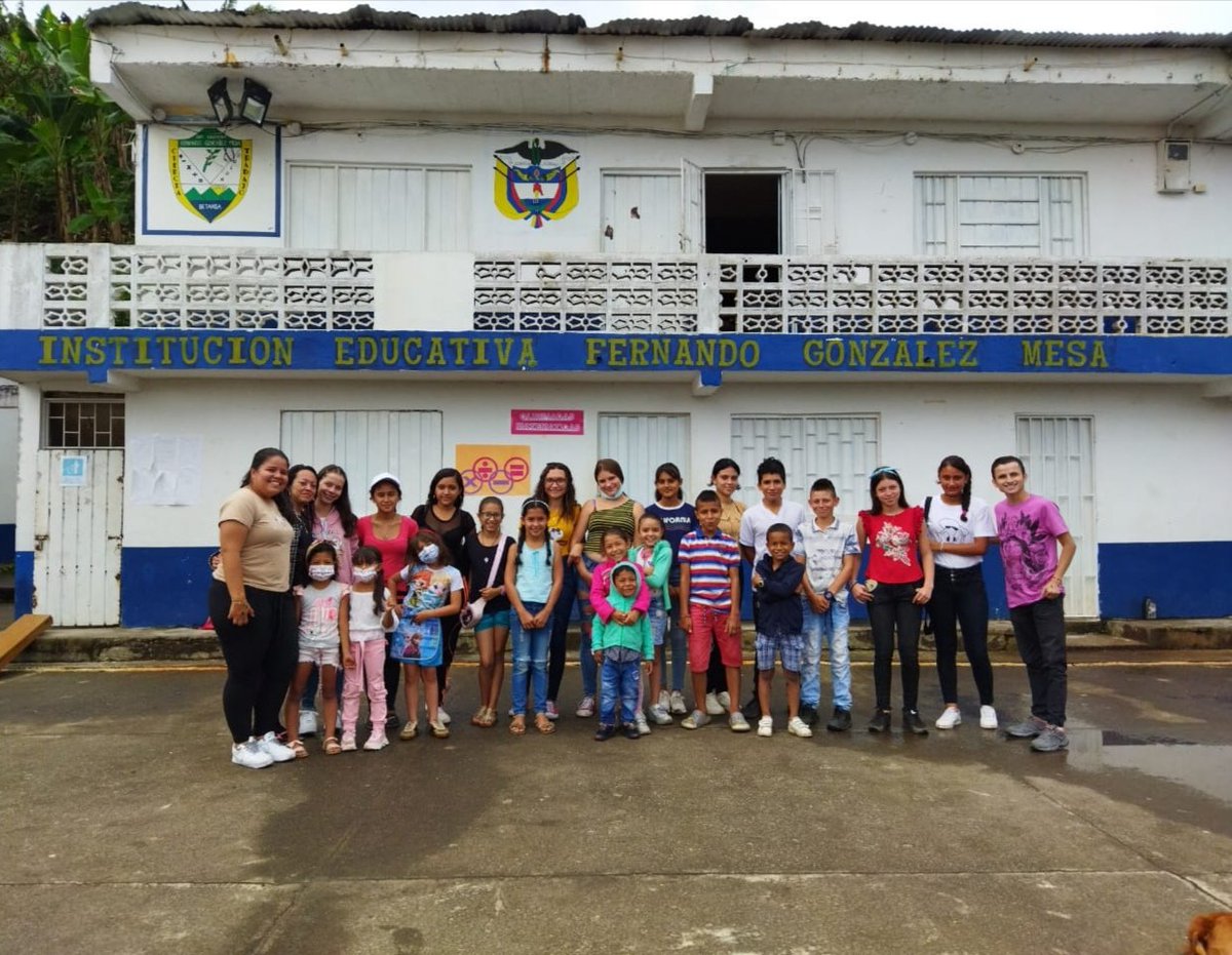 soytitomora's tweet photo. #AJOLIS | Desarrollamos los módulos de Liderazgo y Ciudadanía en el marco de la tercera versión de la Escuela de Liderazgo Juvenil Sawabona que hace parte del programa "Ubuntu Proyecto Educativo" de la organización @ajolisorg en la vereda de Betania del municipio de Fresno. https://t.co/lvwFpSZiro