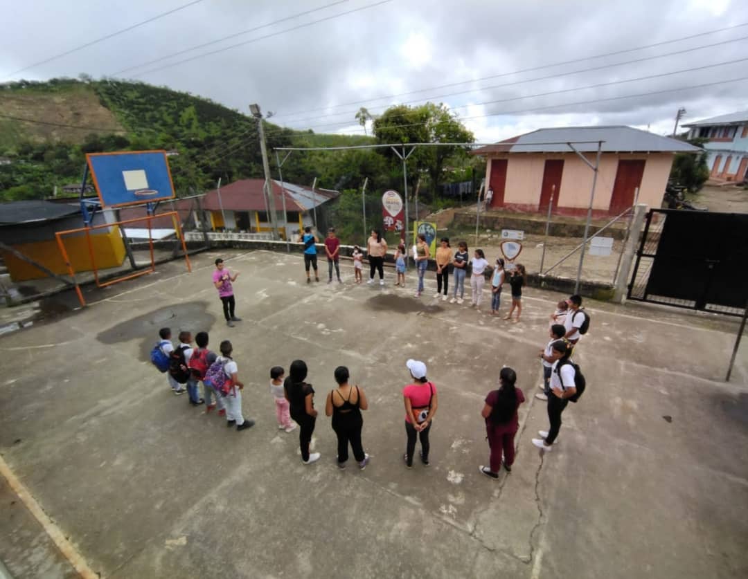 soytitomora's tweet photo. #AJOLIS | Desarrollamos los módulos de Liderazgo y Ciudadanía en el marco de la tercera versión de la Escuela de Liderazgo Juvenil Sawabona que hace parte del programa "Ubuntu Proyecto Educativo" de la organización @ajolisorg en la vereda de Betania del municipio de Fresno. https://t.co/lvwFpSZiro