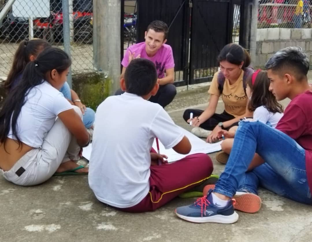 soytitomora's tweet photo. #AJOLIS | Desarrollamos los módulos de Liderazgo y Ciudadanía en el marco de la tercera versión de la Escuela de Liderazgo Juvenil Sawabona que hace parte del programa "Ubuntu Proyecto Educativo" de la organización @ajolisorg en la vereda de Betania del municipio de Fresno. https://t.co/lvwFpSZiro