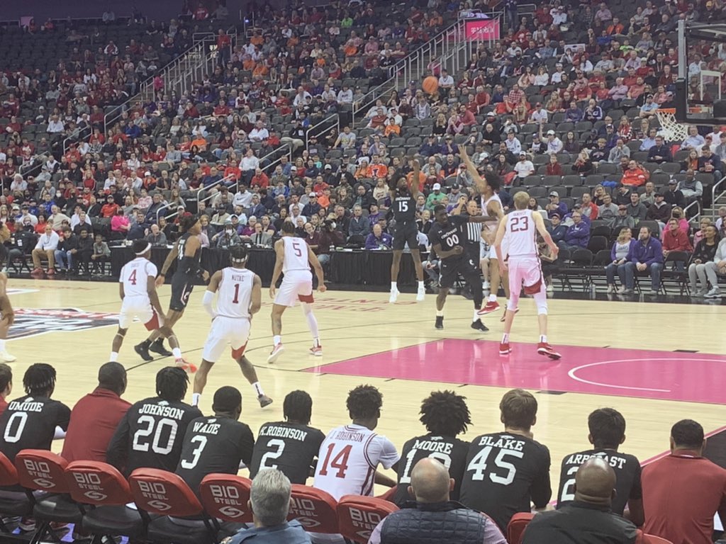 sshiew1's tweet image. Hall of Fame Classic Finals - Arkansas vs Cincinnati