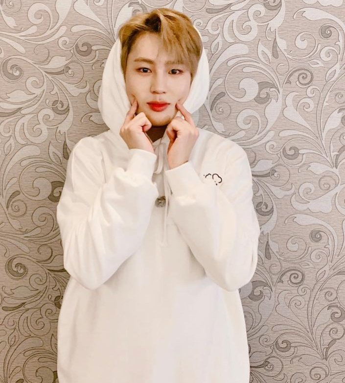 HSW_UNIVERSE's tweet photo. 🎉🥳 HAPPY 1000 DAYS SINCE YOUR SOLO DEBUT, THANK YOU FOR BEING THE LIGHT AND THE HAPPINESS OF MANY HEARTS, THANK YOU FOR EXPRESSING YOUR FEELINGS THROUGH YOUR SONGS, WE WILL ALWAYS SUPPORT YOU, THANK YOU FOR EXISTING, YOU ARE VERY TALENTED, WE ADMIRE YOU.
DON'T GIVE UP!!❤️ https://t.co/7URuLPrpiV