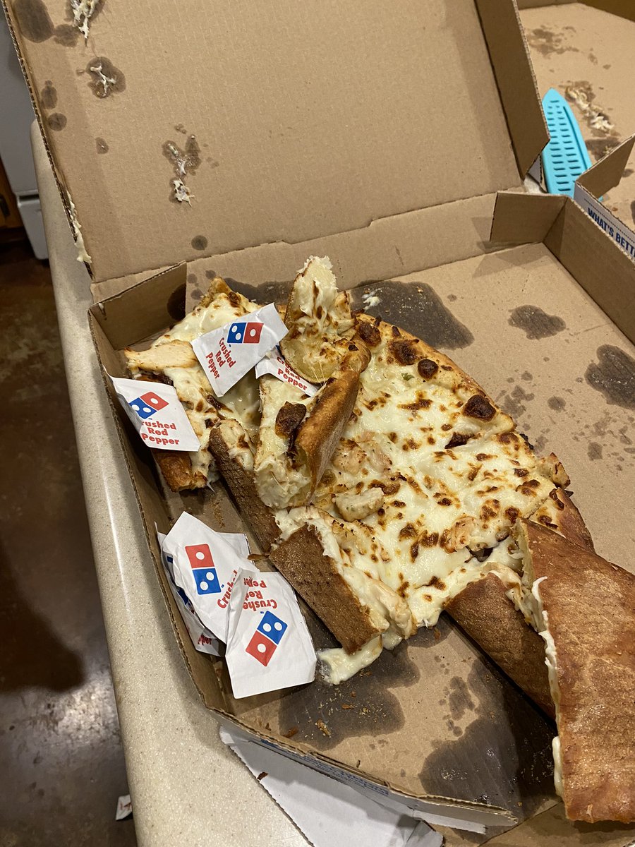 MFellows14's tweet photo. @dominos love seeing my pizza delivered this way. https://t.co/V789T0Rj0Y