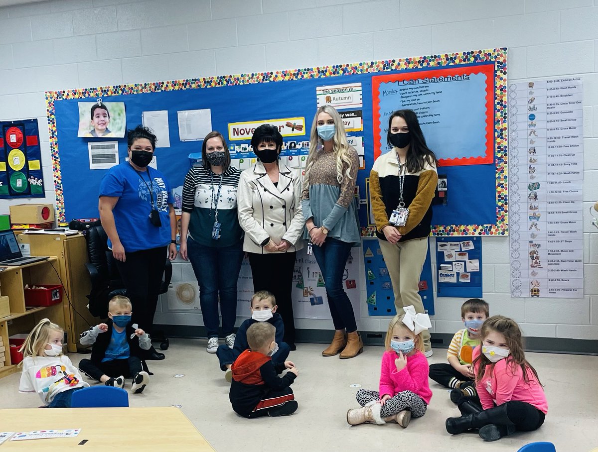AnnaWShepherd's tweet photo. Check out these awesome @SchoolsFloyd Pre-K TIGERS at May Valley Elementary. Thank you, Russell Caudill for the lunch delivery. #Essential #PreschoolRocks #MsRhonda #MsAshley #MsShonna #MsJohnna #Tigers 🐾💙 https://t.co/dBSgggbUbm