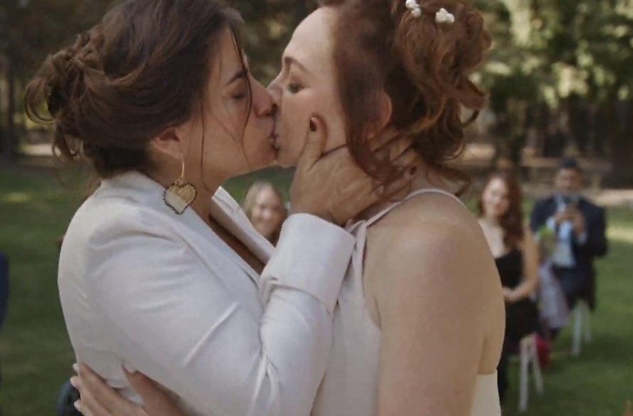 fruitywmn's tweet photo. las lesbianas de chile tuvieron sus finales felices https://t.co/0BslfvPa1T