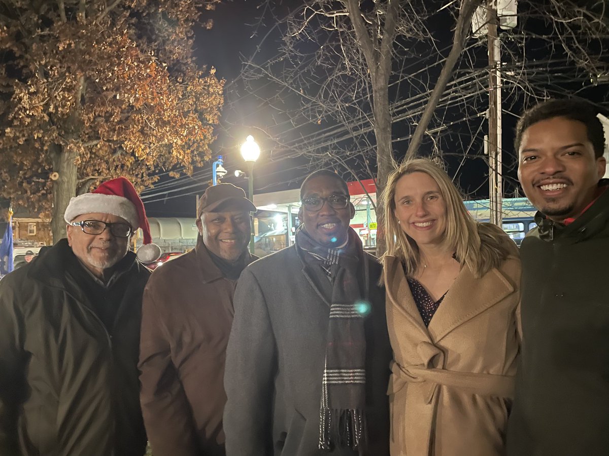 Beautiful night with community leaders at Jackie Robinson Park for the annual holiday tree lighting! Amazing job by the @ProjectMusicCT student musicians who were fantastic and didn’t let the cold get in their way! 🎄