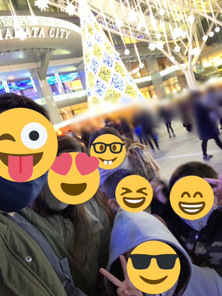 kc_fash527's tweet photo. 月曜の夜は博多のクリスマスマーケットに行ってきた😍
初めてやったき、なんか楽しかった😆✌️
写真撮るの下手くそすぎて、子どもからも言われるし、まぁそれもひとつの思い出ですかね笑
寒かったけど、来年も行きたいなー😍✨ https://t.co/jai7JsCOiP